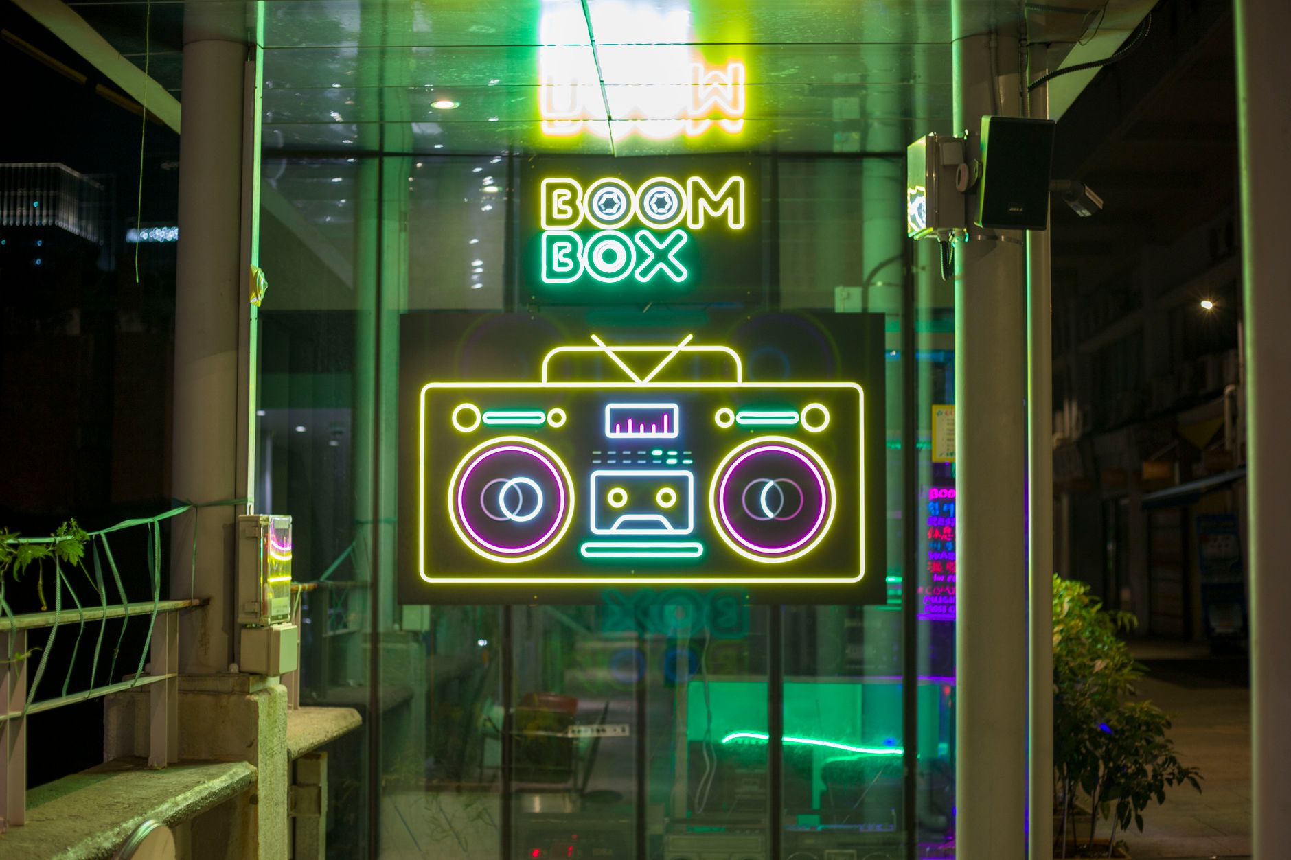 Světelná reklama a LED box na fasádě